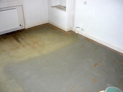 Restauration après moquette collée